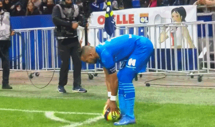 西亚卡姆表现不佳，正负值垫底，球队需加强进攻（西亚卡姆状态低迷、正负值垫底，球队进攻亟待提升）