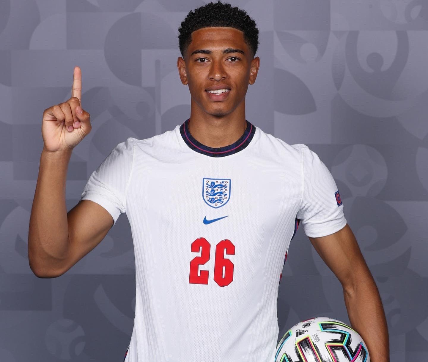 马内谈C罗：他是全世界运动员榜样，他拥有极强的职业精神（马内称赞C罗：堪称全球运动员楷模，职业精神极强）