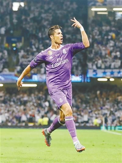 有点吓人！赞比亚绝平功臣达卡空翻庆祝，结果脖子着地（惊险一幕：赞比亚绝平功臣达卡空翻庆祝，竟以脖颈着地收场）