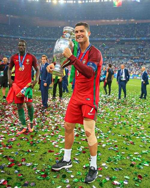 单场比赛4名效力英超球员进球，为荷兰国家队队史首次（荷兰国家队队史首次：单场四名英超球员建功）