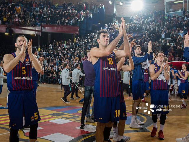 夏普将球传给了鲍威尔，两人之间默契的配合，让对（夏普妙传鲍威尔，二人默契连线令对手措手不及）