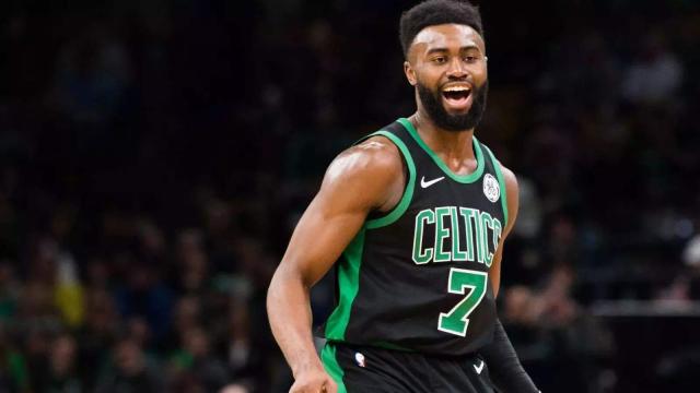 欧文快攻压哨上篮，全场沸腾（欧文压哨快攻上篮引爆全场）