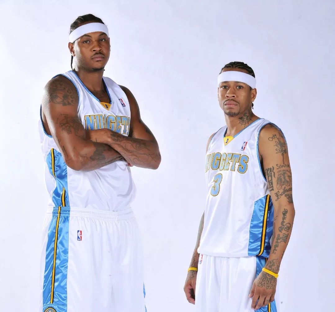 詹姆斯助攻队友完成精彩扣篮（詹姆斯妙传助队友上演精彩暴扣）