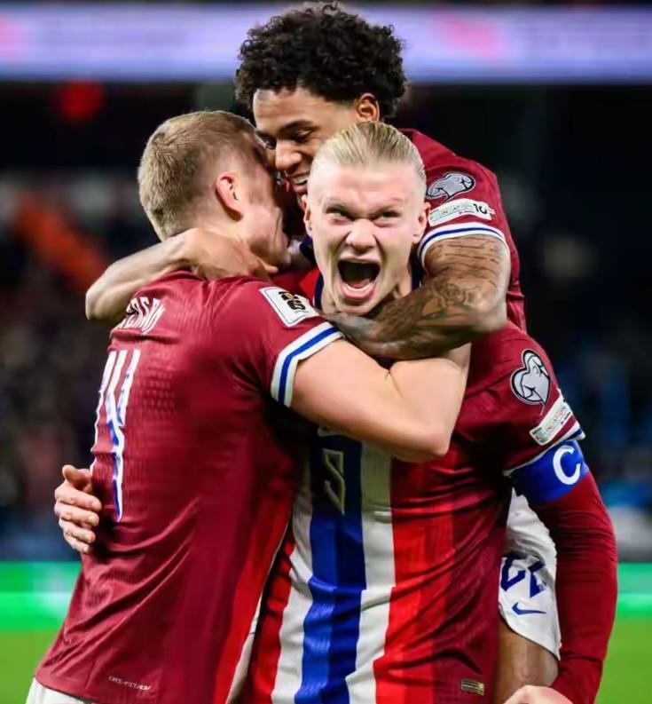 姆巴佩晒手拿全场MVP奖杯和比赛用球照片：团结一致✊🏽（姆巴佩晒照：手捧全场最佳奖杯与比赛用球，团结一心✊🏽）