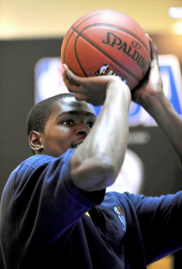 马卡：西蒙尼继续带训球队，重点关注普维尔中卫位置训练情况（马卡：西蒙尼继续主导训练，重点关注普维尔在中卫的训练表现）