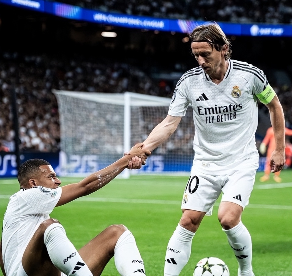 巴萨梅西进球助球队领先皇家社会（梅西破门助巴萨暂领先皇家社会）