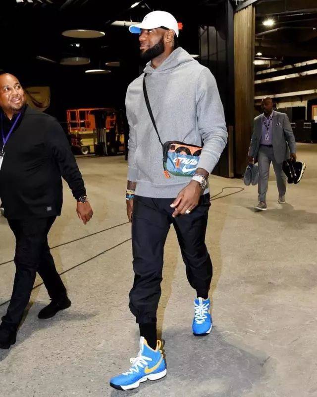 经友好协商，深圳新鹏城足球俱乐部今日宣布任命陈涛...（深圳新鹏城俱乐部官宣：经协商一致，陈涛即日起上任...）