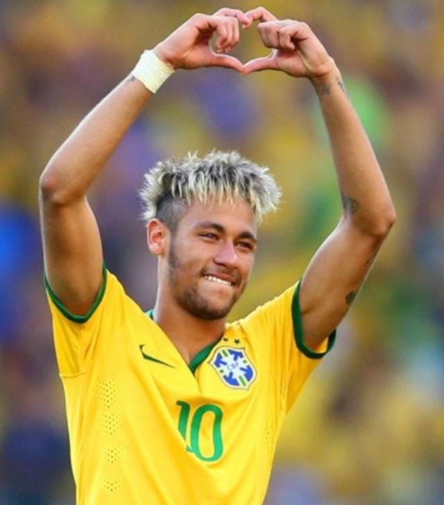 姆伯莫上赛季开始共打进21粒联赛非点球进球，位列欧洲第一（自上赛季开打至今，姆伯莫联赛非点球21球，高居欧洲第一）