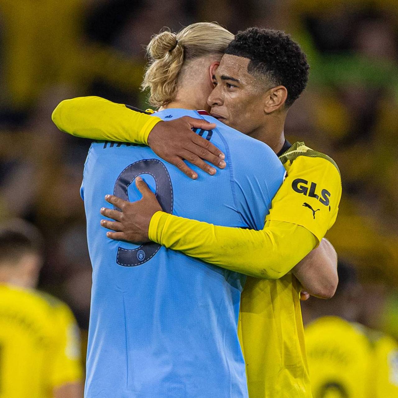 传统环节，利物浦全队戴圣诞帽在训练场拍大合照（利物浦延续传统 全队戴圣诞帽训练场大合影）